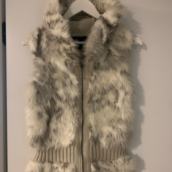 Sz Small Jessica Simpson faux Fur Vest with hood. - Picture 1 of 1